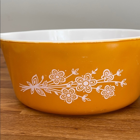 Pyrex butterfly gold casserole dish - Picture 3 of 11